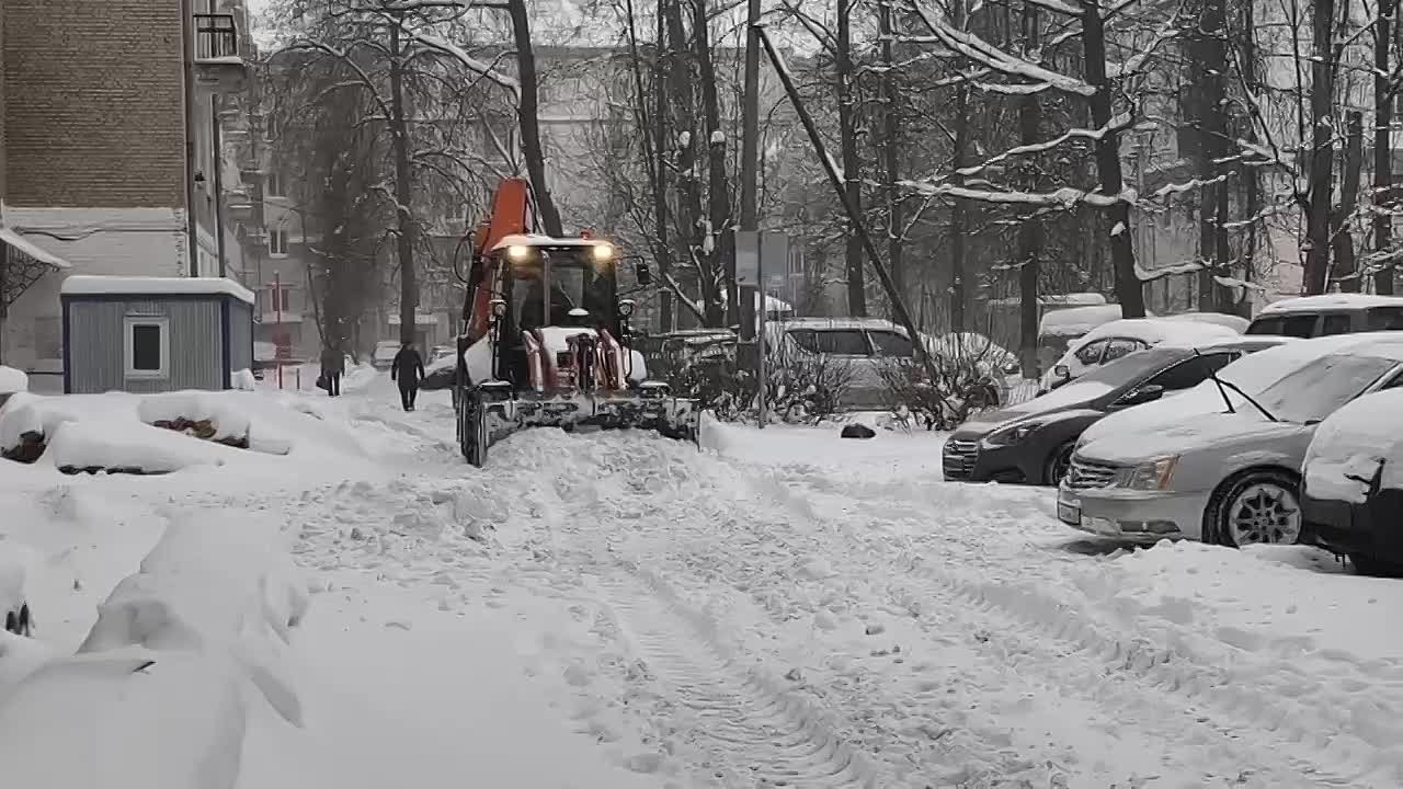 Коммунальные службы города продолжают уборку снега