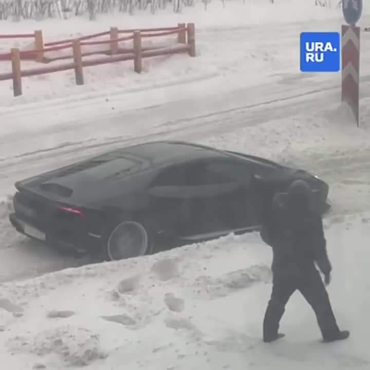 Lamborghini увяз в снегу на московской улице