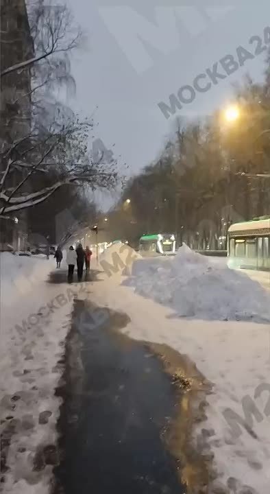 На Серпуховском Валу коммунальщики пытаются расчистить пути для трамваев