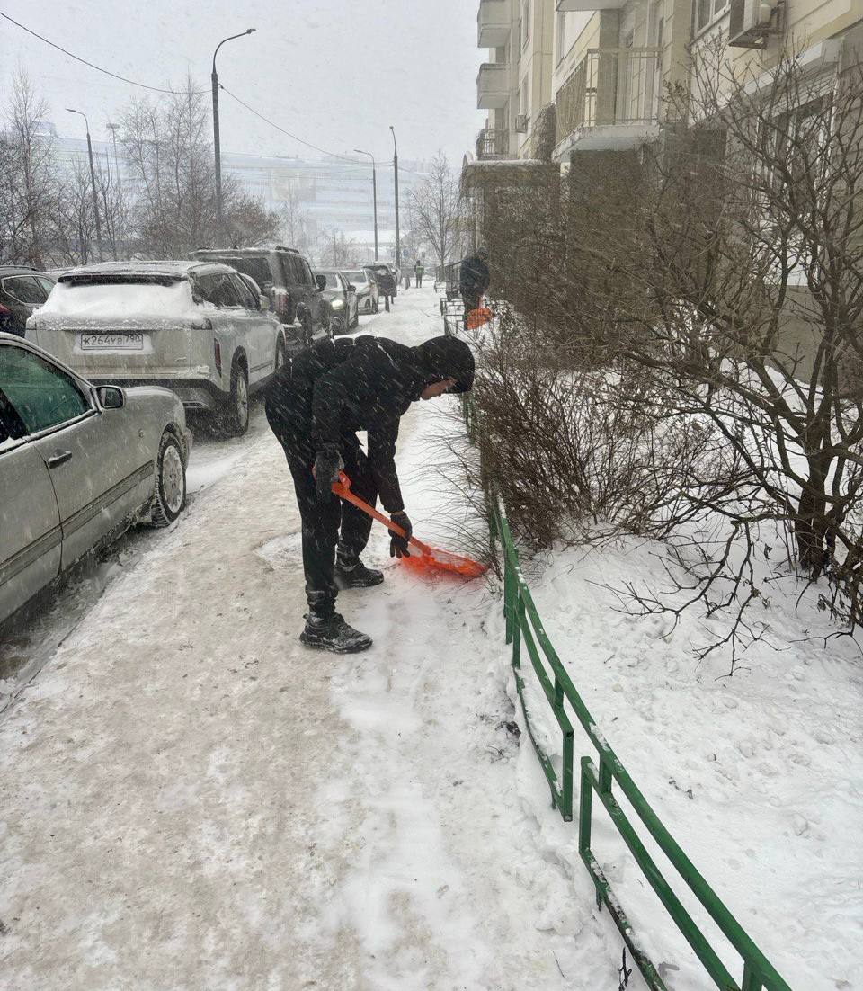 На улицах Химок продолжают уборку снега На улицах Химок продолжают уборку снега