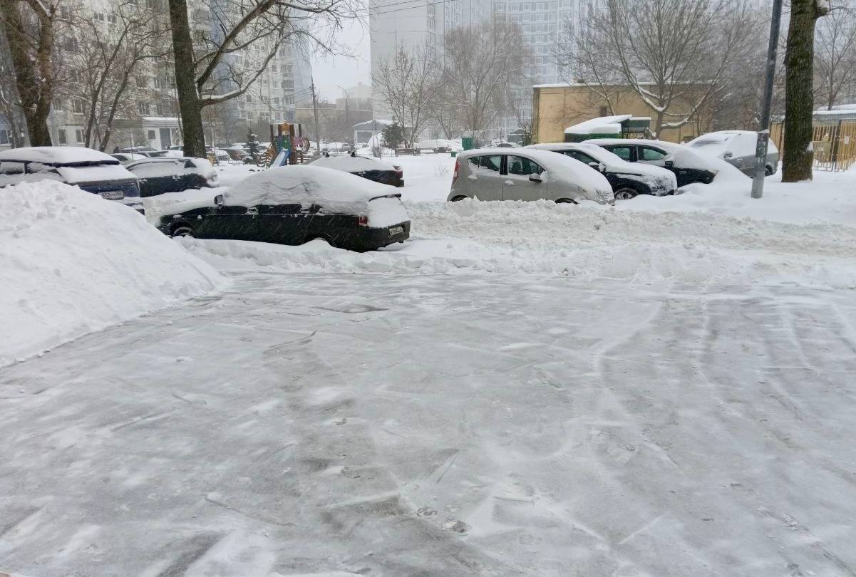 На улицах Химок продолжают уборку снега На улицах Химок продолжают уборку снега