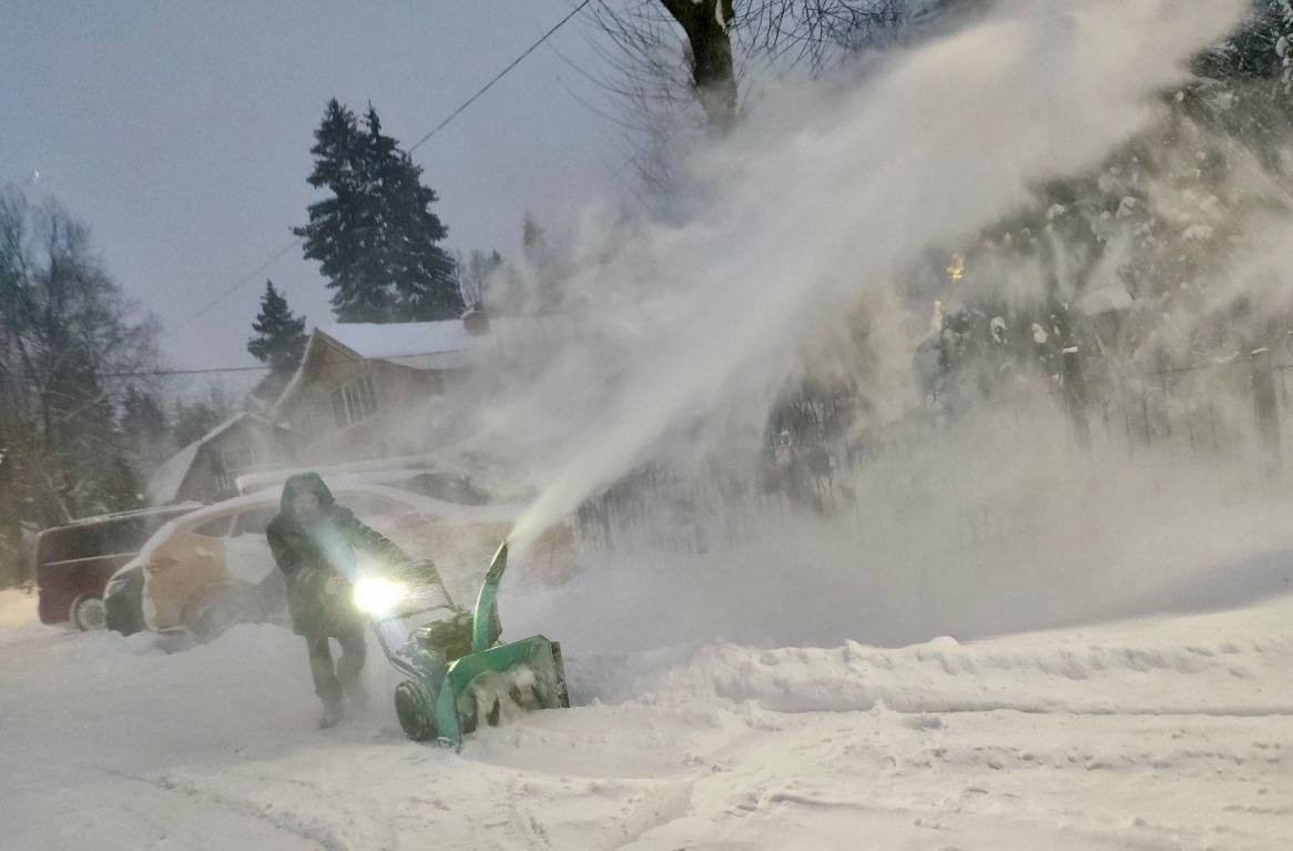 Техника продолжает работы по уборке снега в микрорайонах Техника продолжает работы по уборке снега в микрорайонах