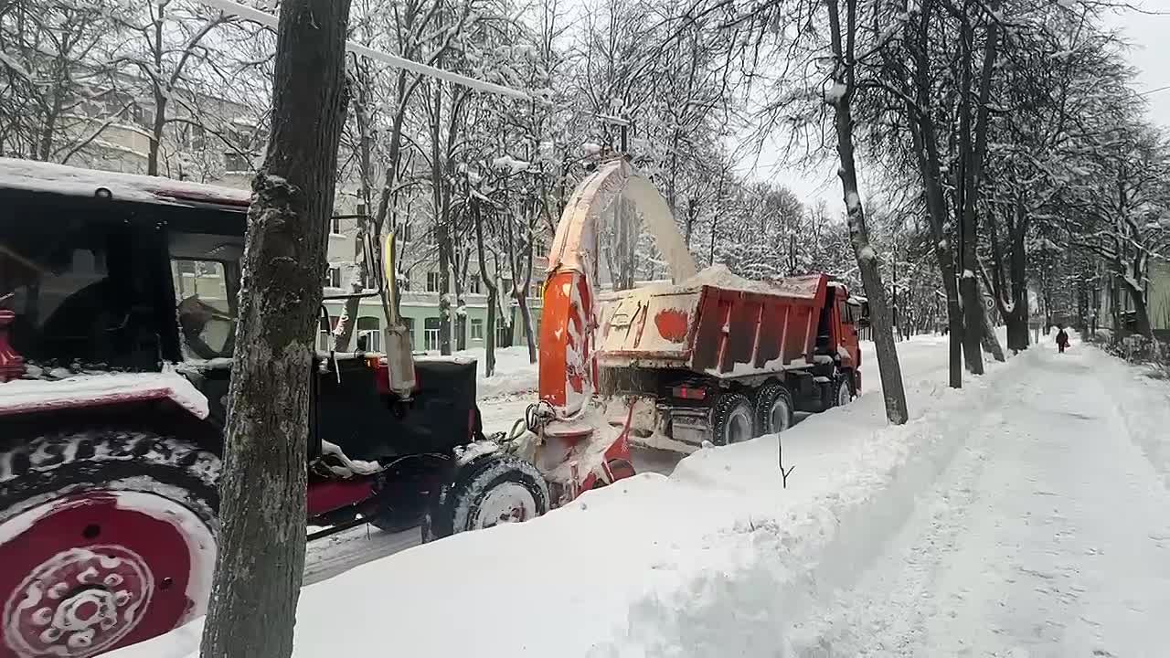 В округе Пушкинский продолжается ликвидация последствий сильнейшего снегопада