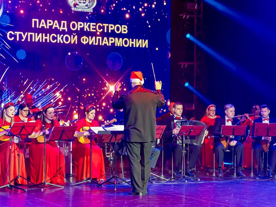 Три оркестра, легенда рока и исторические танцы: в Ступино прошел рождественский парад