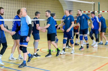 Ветераны волейбола встретились на рождественском турнире в СК «Труд»