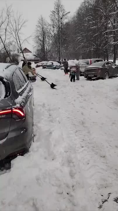 Уборка дворов от снега сообща