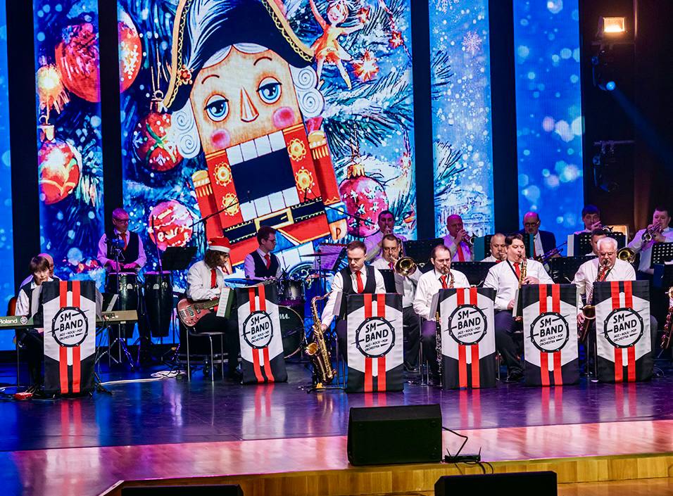 Три оркестра, легенда рока и исторические танцы: в Ступино прошел рождественский парад Три оркестра, легенда рока и исторические танцы: в Ступино прошел рождественский парад