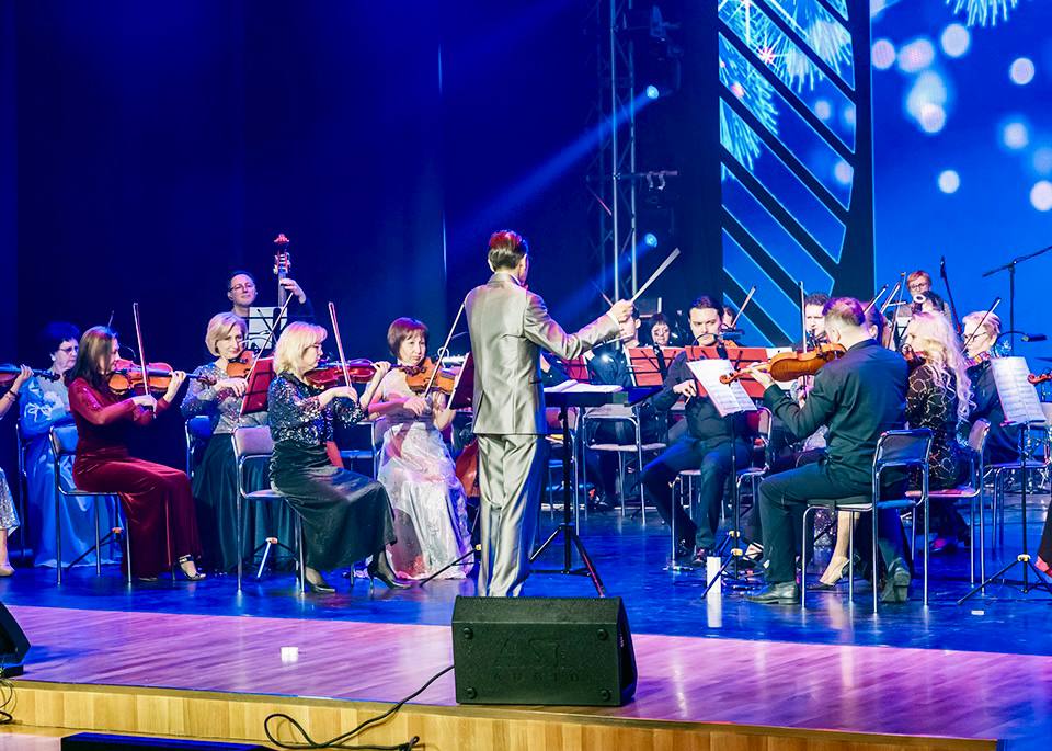 Три оркестра, легенда рока и исторические танцы: в Ступино прошел рождественский парад Три оркестра, легенда рока и исторические танцы: в Ступино прошел рождественский парад