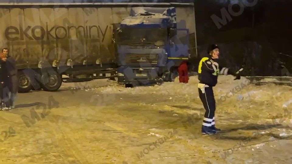 Фуру занесло на 54-м километре трассы М-5 Урал в Раменском районе Московской области