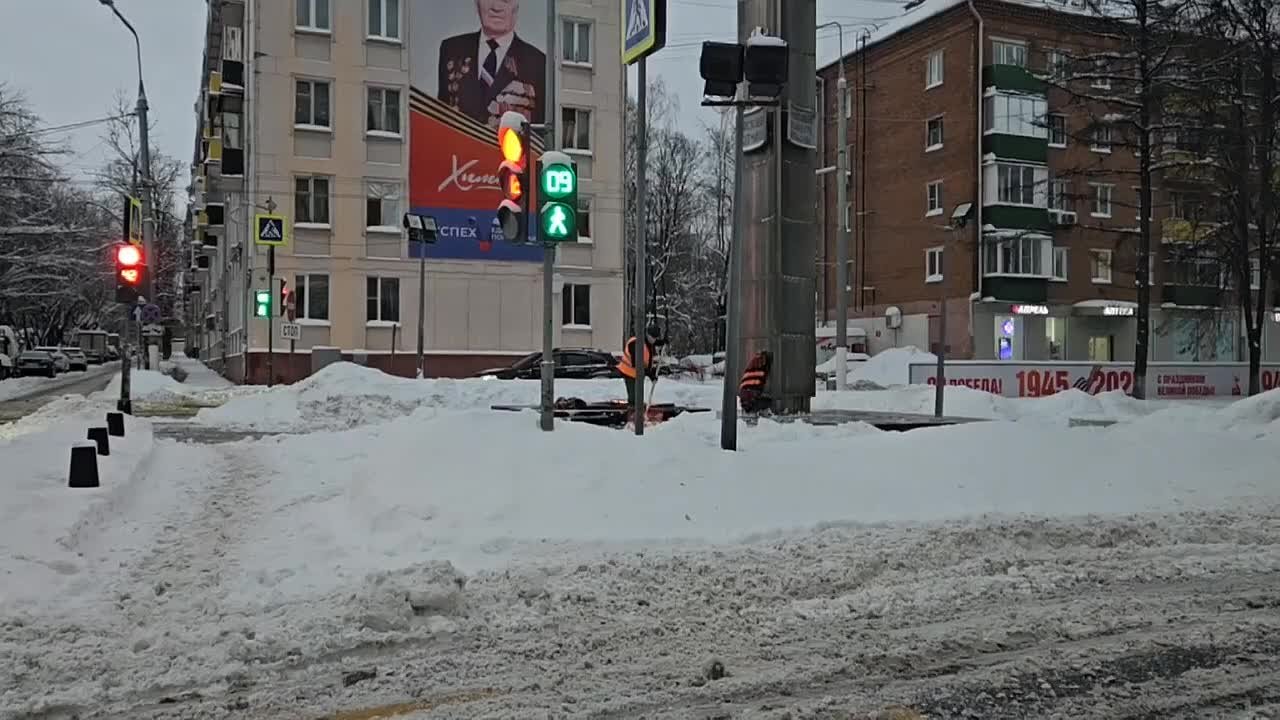 Городские пространства очищают от снега