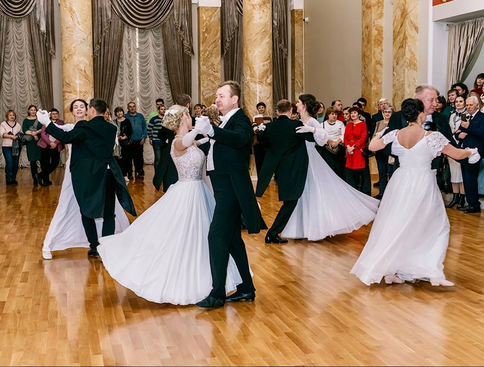 Три оркестра, легенда рока и исторические танцы: в Ступино прошел рождественский парад Три оркестра, легенда рока и исторические танцы: в Ступино прошел рождественский парад