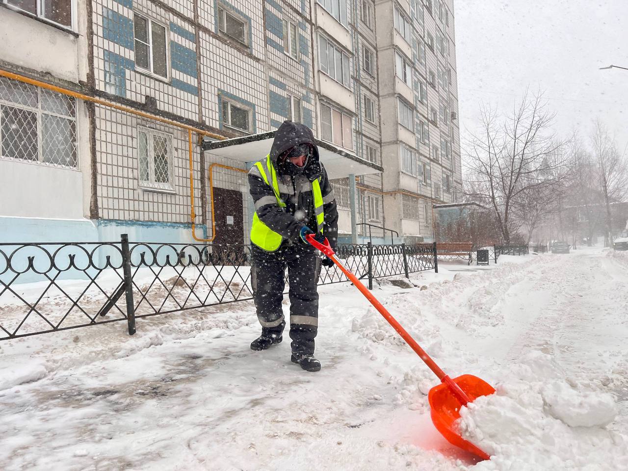 Борьба со снежной стихией — это всегда общее дело Борьба со снежной стихией — это всегда общее дело