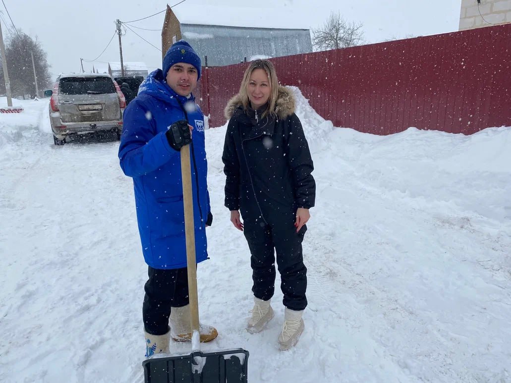 Волонтеры в Коломне помогают семьям бойцов СВО с уборкой снега Волонтеры в Коломне помогают семьям бойцов СВО с уборкой снега
