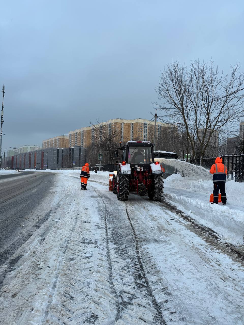 Уборка снега в Долгопрудном продолжается в круглосуточном режиме