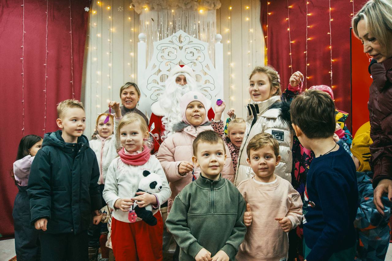 Более 300 маленьких жителей округа пришли в гости к Деду Морозу в Новогодние каникулы