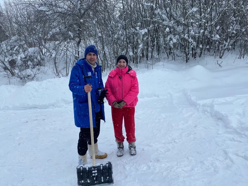 Волонтеры в Коломне помогают семьям бойцов СВО с уборкой снега Волонтеры в Коломне помогают семьям бойцов СВО с уборкой снега