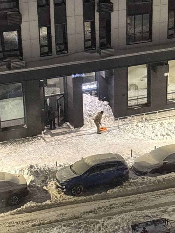 Жильцы ЖК Rafinad в Химках закидали снегом офис управляющей компании