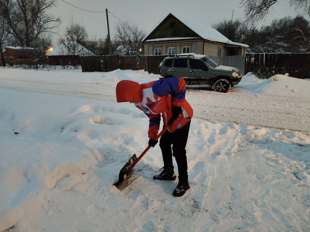 Волонтеры в Коломне помогают семьям бойцов СВО с уборкой снега Волонтеры в Коломне помогают семьям бойцов СВО с уборкой снега