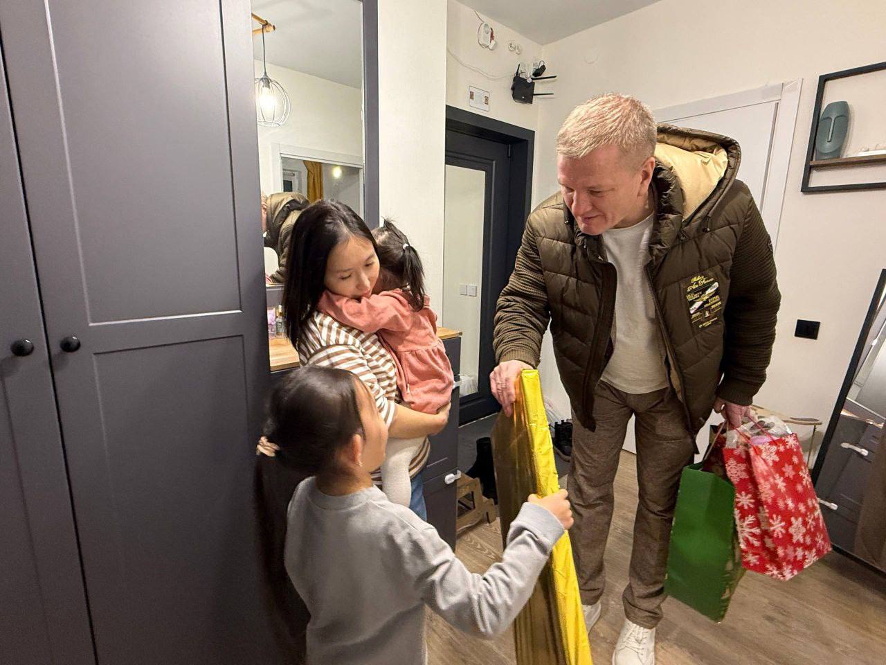 Депутаты Мособлдумы подарили новогоднее чудо детям участников СВО из Люберец Депутаты Мособлдумы подарили новогоднее чудо детям участников СВО из Люберец