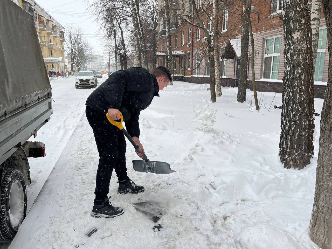 Молодежь Раменского помогает в борьбе со снегопадом Молодежь Раменского помогает в борьбе со снегопадом
