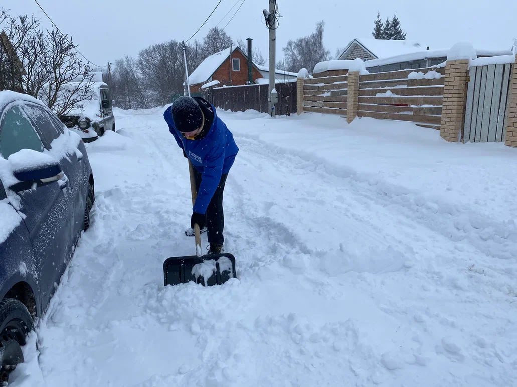 Волонтеры в Коломне помогают семьям бойцов СВО с уборкой снега Волонтеры в Коломне помогают семьям бойцов СВО с уборкой снега