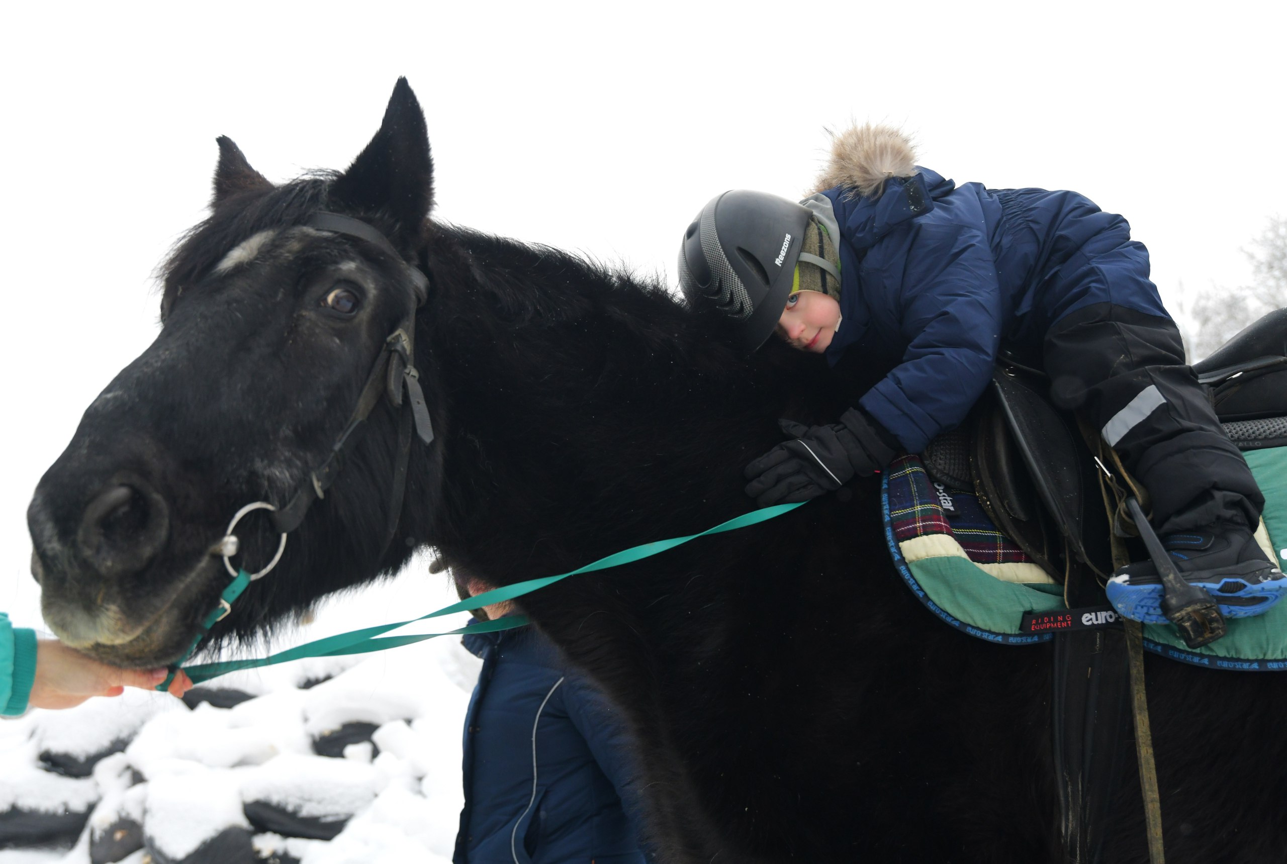 Здесь тучи смиренно идут подо мной;