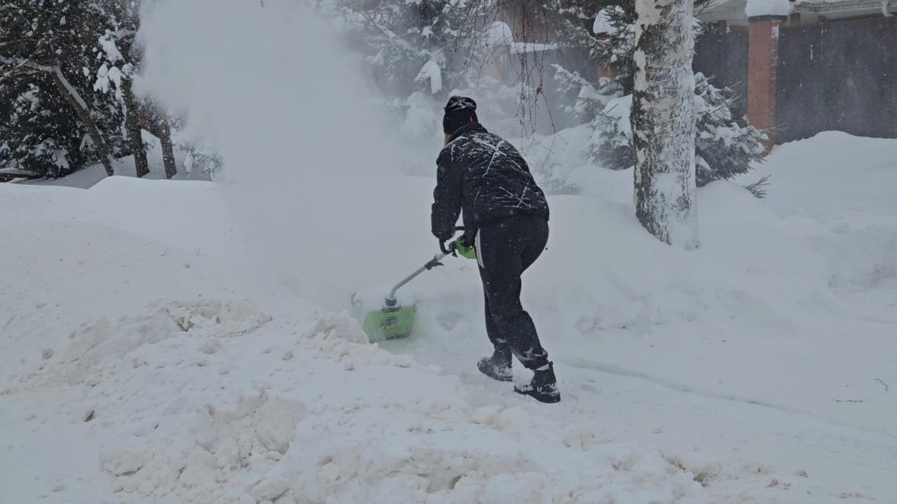 Жители села Михайловская Слобода активно борются с последствиями сильного снегопада Жители села Михайловская Слобода активно борются с последствиями сильного снегопада