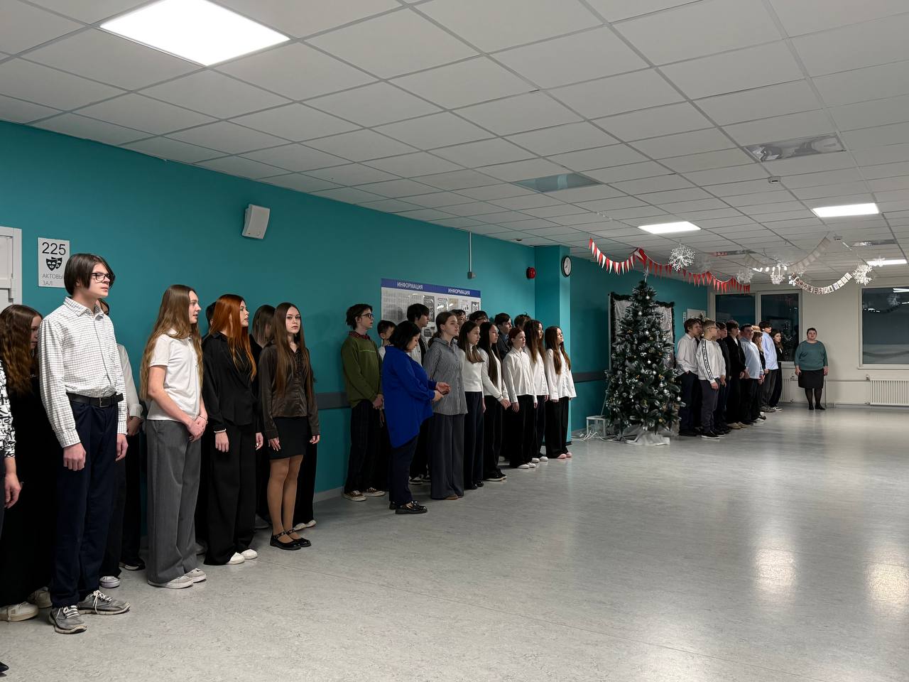 Понедельник 12 января встречает нас еженедельной торжественной линейкой с поднятием флага и гимном Понедельник 12 января встречает нас еженедельной торжественной линейкой с поднятием флага и гимном