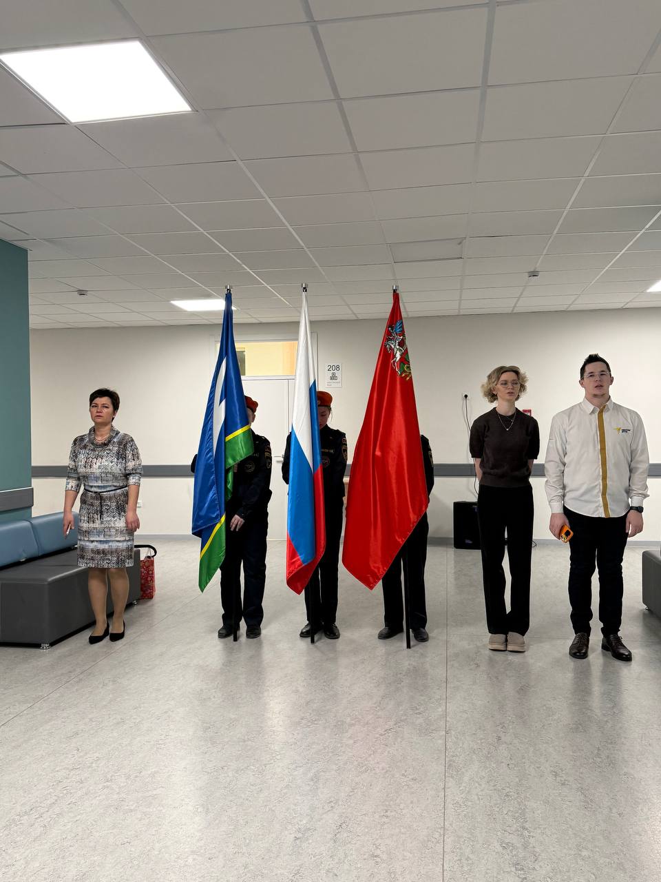 Понедельник 12 января встречает нас еженедельной торжественной линейкой с поднятием флага и гимном