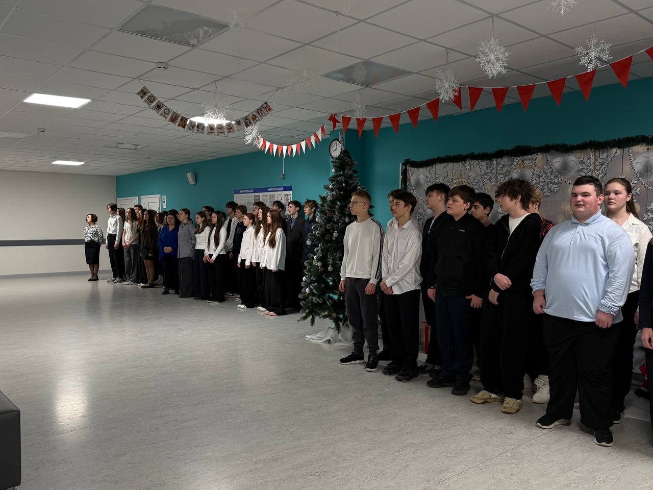 Понедельник 12 января встречает нас еженедельной торжественной линейкой с поднятием флага и гимном Понедельник 12 января встречает нас еженедельной торжественной линейкой с поднятием флага и гимном