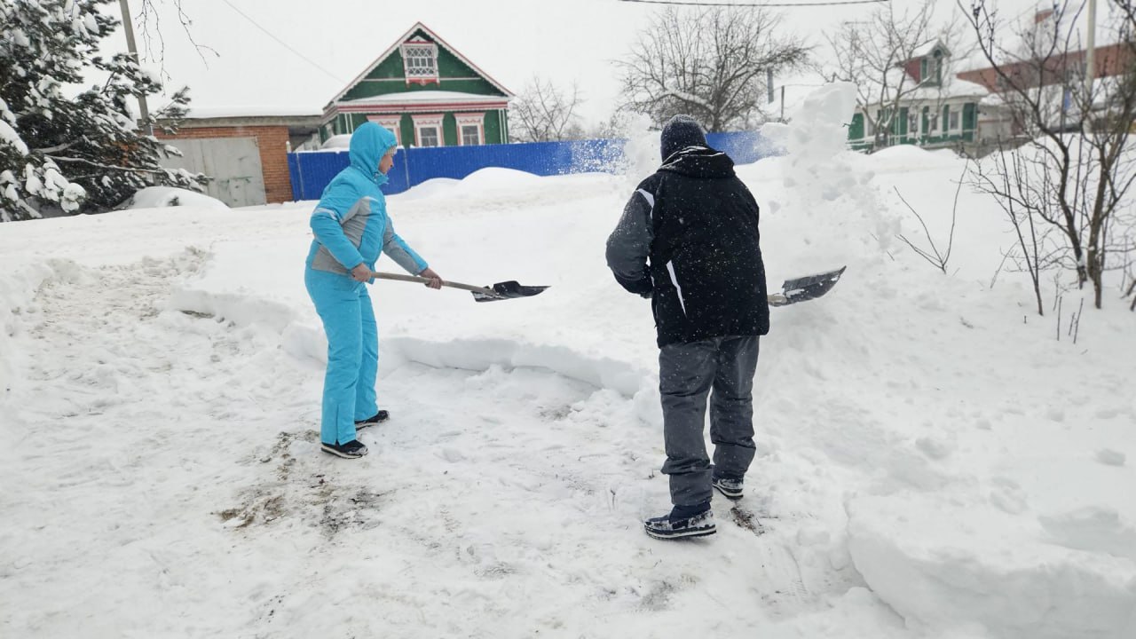 Жители села Михайловская Слобода активно борются с последствиями сильного снегопада Жители села Михайловская Слобода активно борются с последствиями сильного снегопада