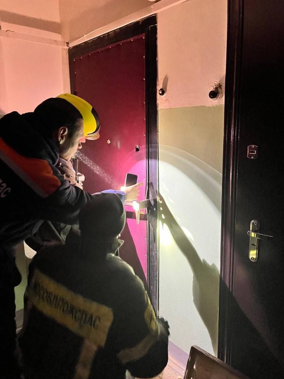 Спасатели Солнечногорска вскрыли квартиру, где были заперты маленькие дети Спасатели Солнечногорска вскрыли квартиру, где были заперты маленькие дети