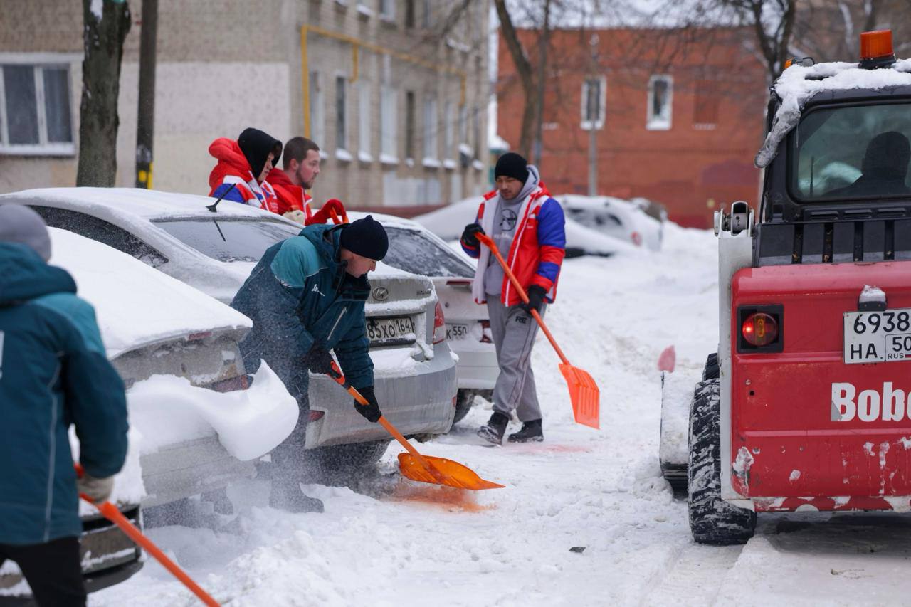 Молодёжь Подольска помогает в борьбе с сугробами