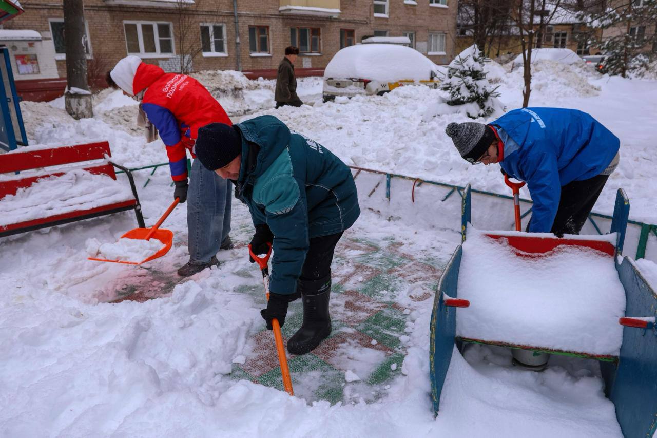 Молодёжь Подольска помогает в борьбе с сугробами Молодёжь Подольска помогает в борьбе с сугробами