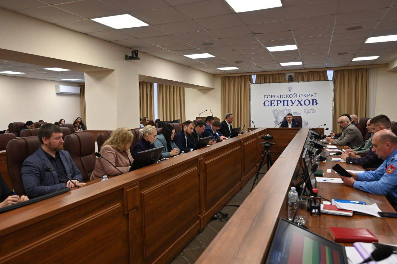 Эффективность уборки территории Серпухова от снега и наледи стала ключевой темой еженедельного оперативного совещания, прошедшего под руководством главы округа Алексея Шимко