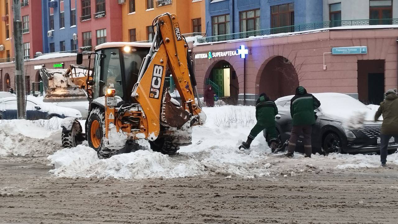 Во дворах Химок продолжается уборка снега Во дворах Химок продолжается уборка снега