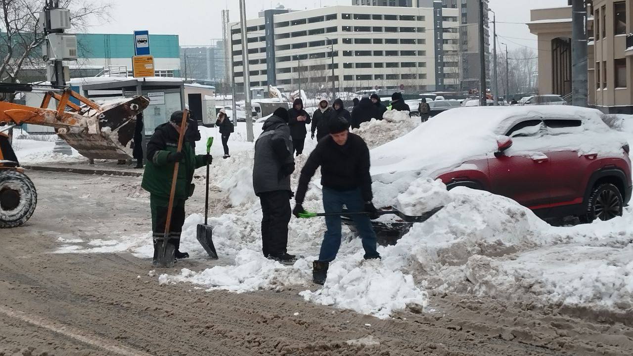 Во дворах Химок продолжается уборка снега Во дворах Химок продолжается уборка снега