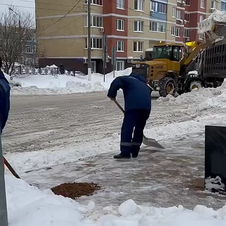 Коммерческие организации помогают дорожным службам в уборке и вывозе снега в Домодедово Сегодня их техника и бригады работают на улицах Лунная и Курыжова. Уже очистили 1-й Московский проезд, улицы Геологов, Пролетарская, 2-я...