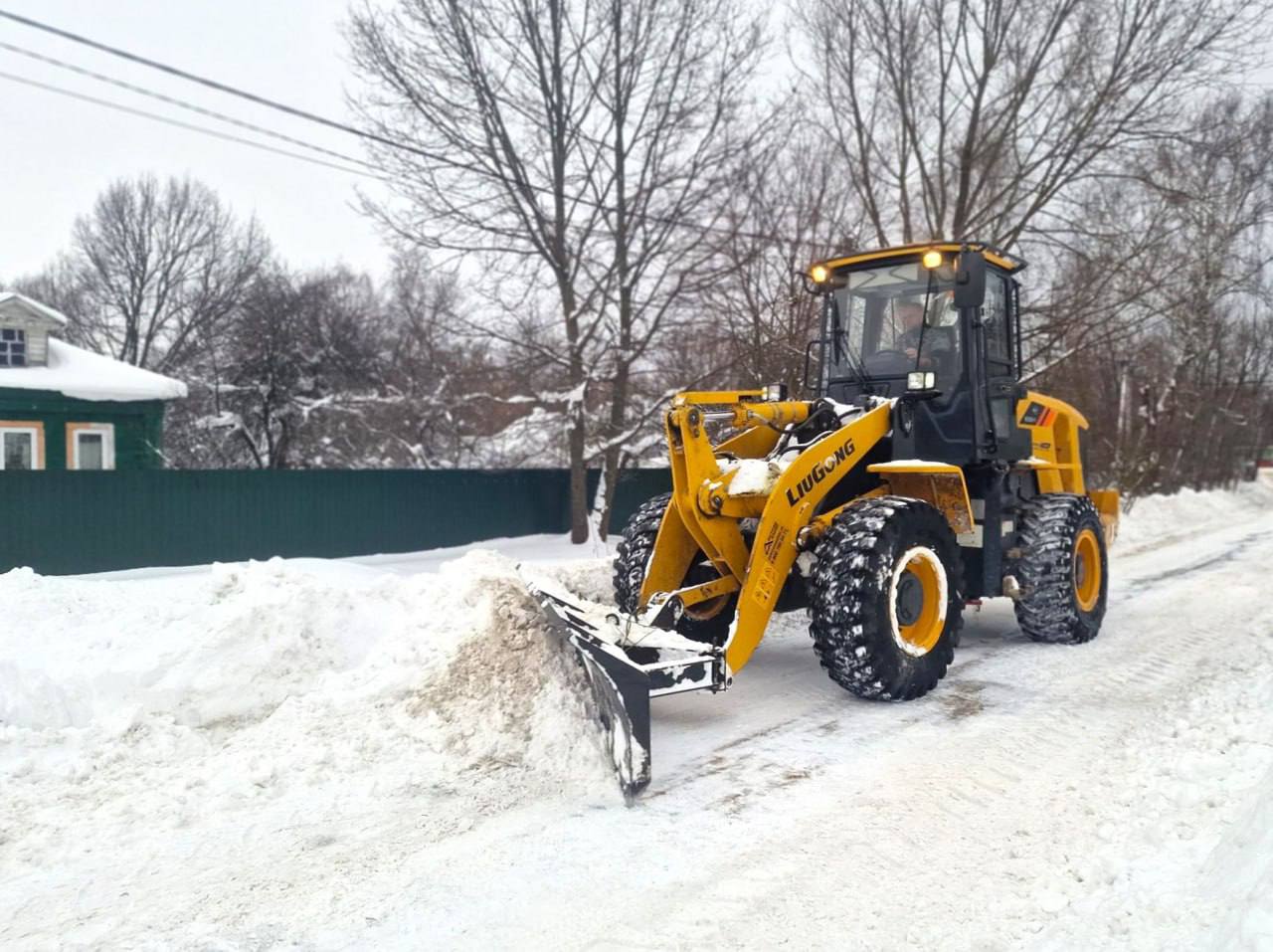 В деревне Золотово расчистили дороги от снега