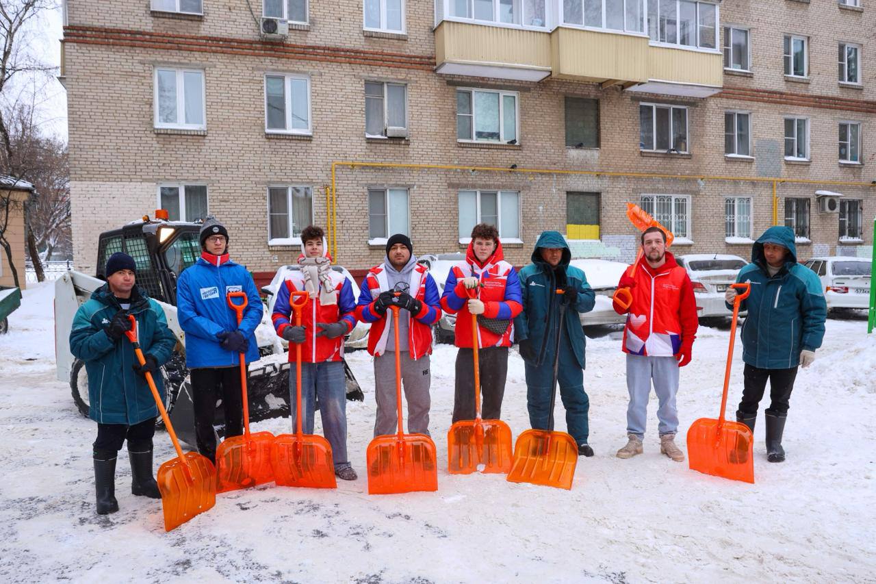 Молодёжь Подольска помогает в борьбе с сугробами Молодёжь Подольска помогает в борьбе с сугробами