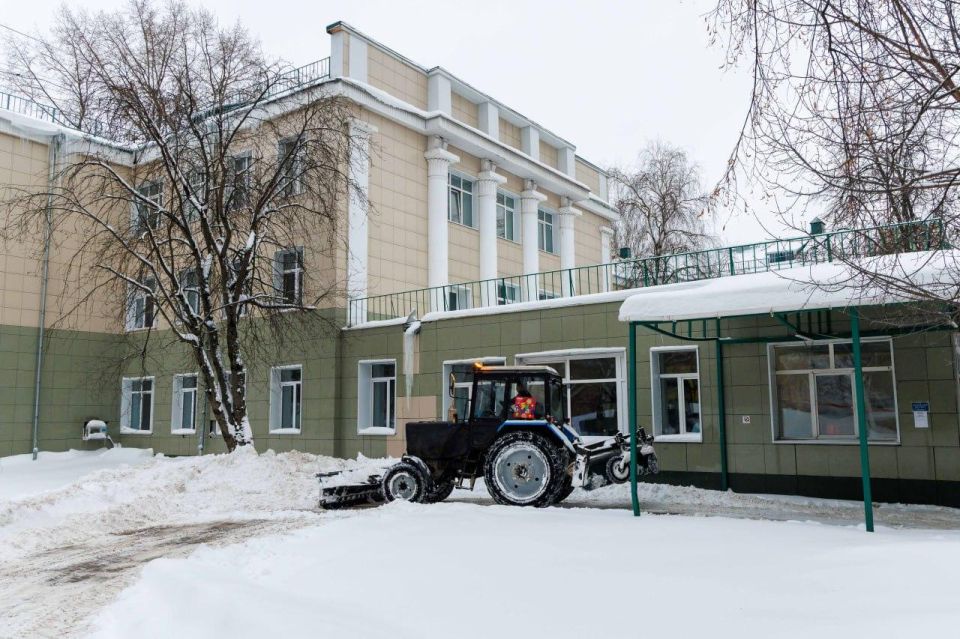 Уборку снега провели на подъездах к стационарам Люберецкой областной больницы
