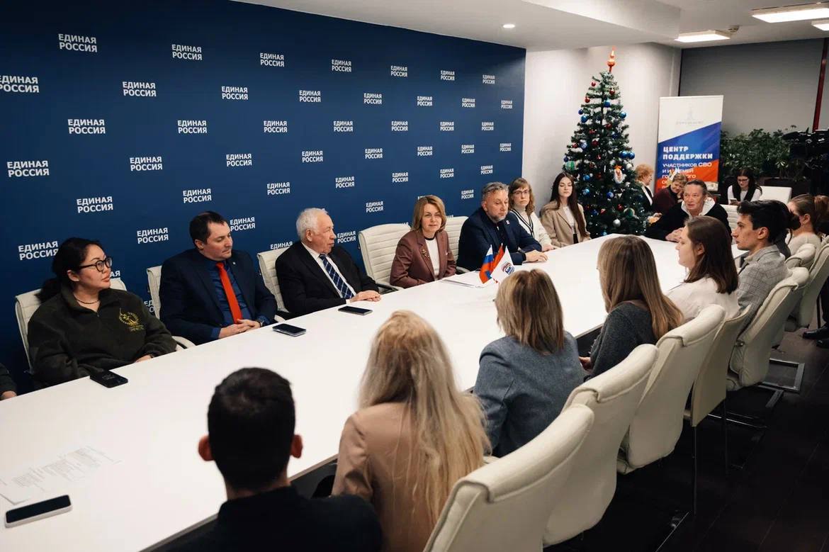 Глава Домодедово Евгения Михайловна Хрусталева вместе с депутатом Московской областной думы Олегом Владимировичем Жолобовым, Председателем Совета депутатов Леонидом Павловичем Ковалевским и первым заместителем главы... Глава Домодедово Евгения Михайловна Хрусталева вместе с депутатом Московской областной думы Олегом Владимировичем Жолобовым, Председателем Совета депутатов Леонидом Павловичем Ковалевским и первым заместителем главы...