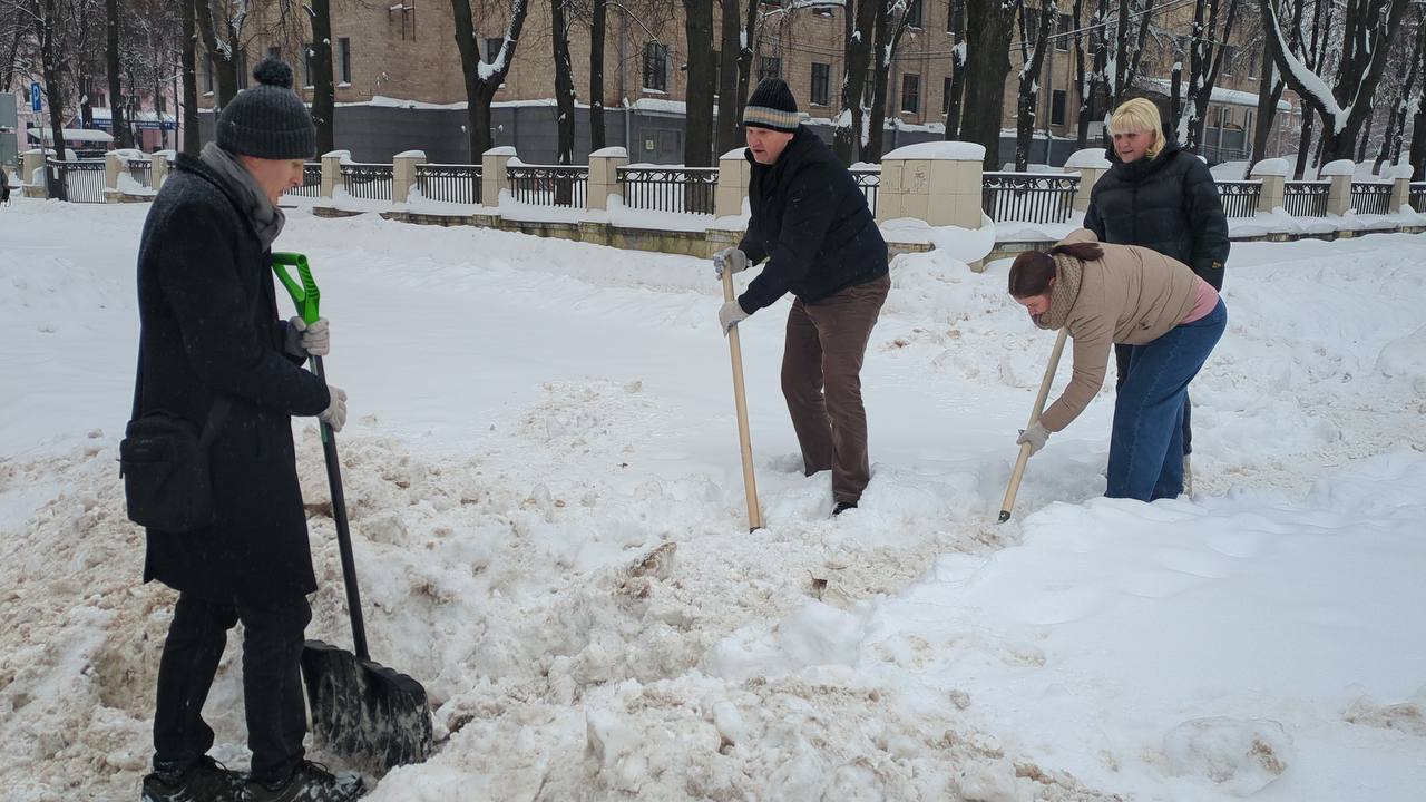 Работники предприятий присоединяются к уборке и очистке территорий города от снега Работники предприятий присоединяются к уборке и очистке территорий города от снега