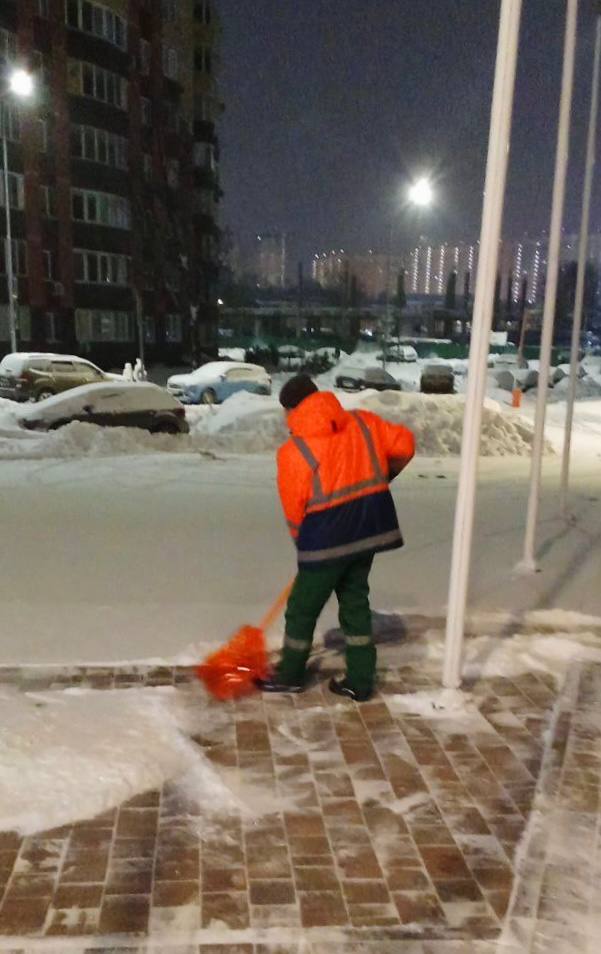 Коммунальщики Химок расчищают дворы и городские пространства от снега Коммунальщики Химок расчищают дворы и городские пространства от снега