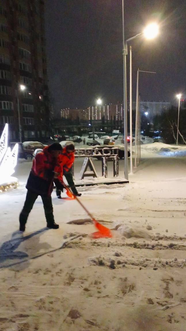 Коммунальщики Химок расчищают дворы и городские пространства от снега Коммунальщики Химок расчищают дворы и городские пространства от снега