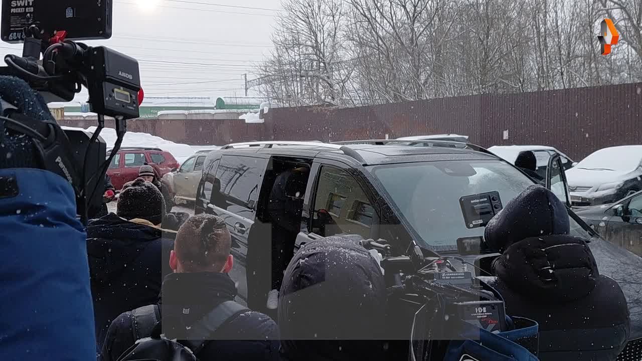 Гуф прибыл в Наро-Фоминский суд Подмосковья, который начнет рассматривать дело о грабеже, по которому рэпер проходит обвиняемым, передает корреспондент РЕН ТВ с места событий