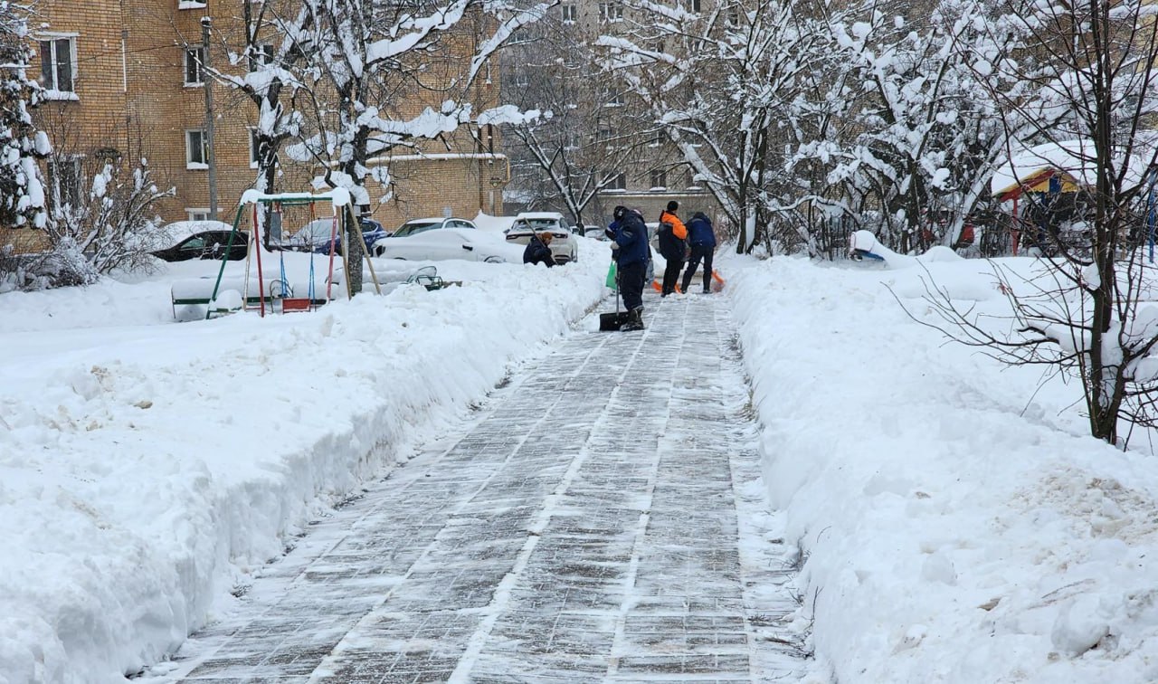 Специалисты МБУ «Благоустройство СП» расчистили пешеходные дорожки на Клементьевке и Северном посёлке