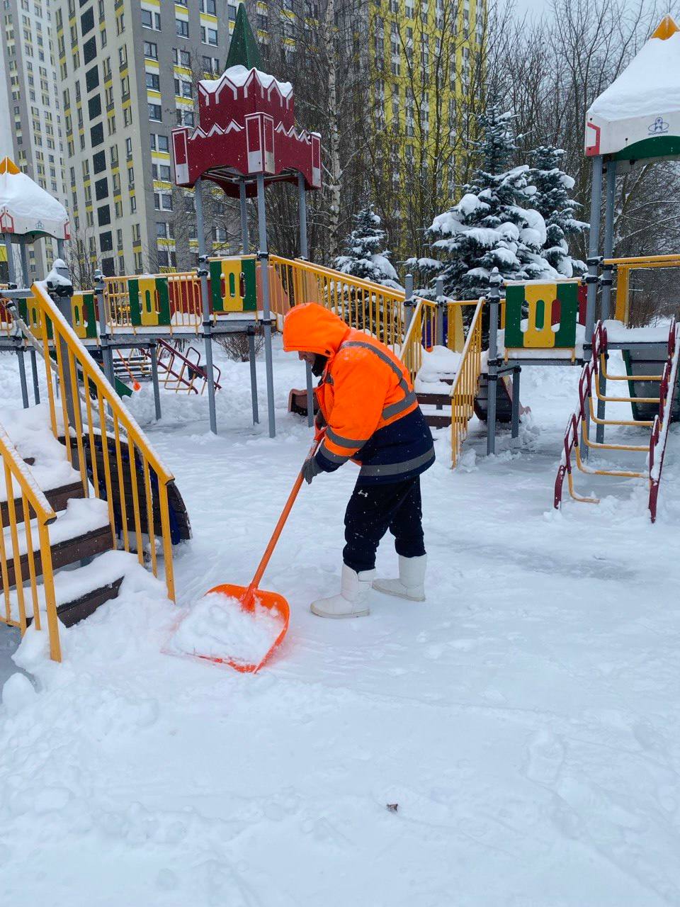 Коммунальщики Химок расчищают дворы и городские пространства от снега Коммунальщики Химок расчищают дворы и городские пространства от снега