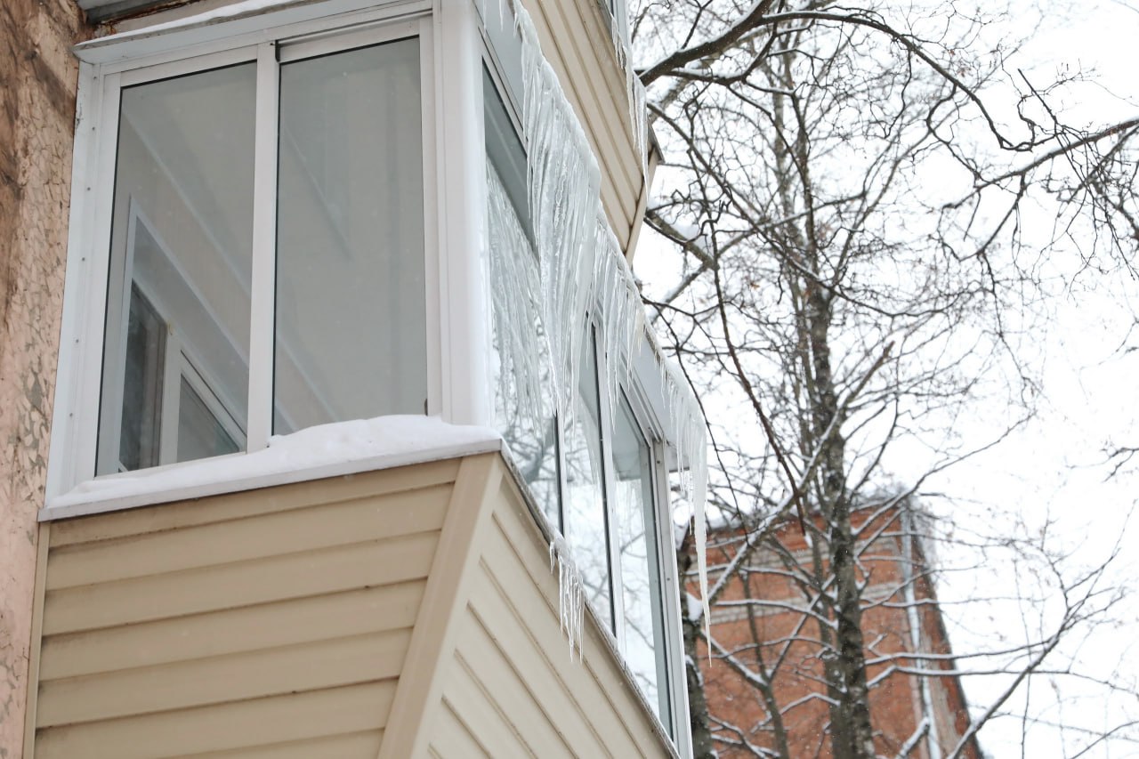 Сосулькам бой: управляющие компании Долгопрудного очищают крыши от наледи Сосулькам бой: управляющие компании Долгопрудного очищают крыши от наледи