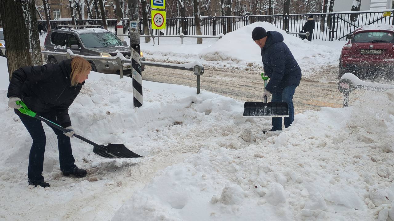 Работники предприятий присоединяются к уборке и очистке территорий города от снега Работники предприятий присоединяются к уборке и очистке территорий города от снега